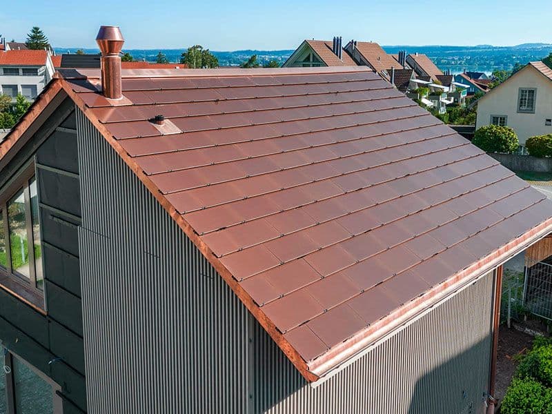 vista della copertura di un'abitazione realizzata con moduli fotovoltaici integrati rossi